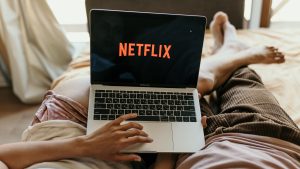 Thumbnail voor Netflix delen met vrienden of familie? Daar ga je vanaf 2023 extra voor betalen