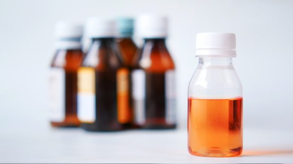 Gevaarlijke hoestdrank kost tientallen Indonesische kinderen het leven