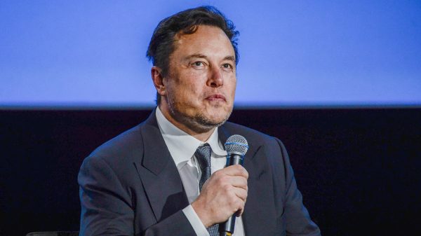 Musk zegt als eigenaar Twitter vaarwel tegen driekwart personeel