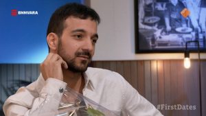 Thumbnail voor Kijkers raken niet uitgepraat over jeukende Özbek in 'First Dates': 'Luie donder'