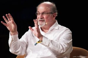 Thumbnail voor Hand en oog van schrijver Salman Rushdie na aanslag onbruikbaar