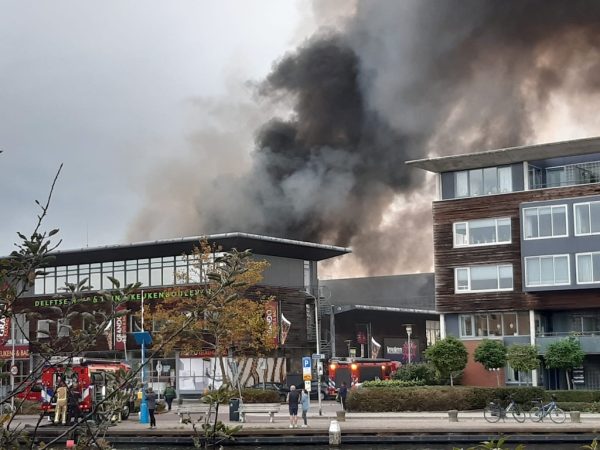 Grote brand op woonboulevard Delft, meerdere winkels ontruimd