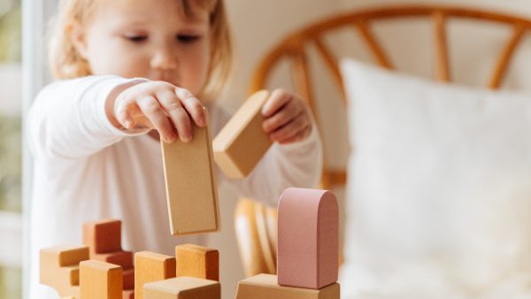 Merel (4) kan niet praten, de verzekering vergoedt de spraakcomputer niet