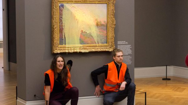 Klimaatactivisten bekogelen schilderij Monet met aardappelpuree