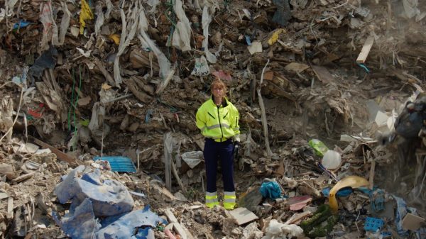 Anne maakte documentaire 'Anne en de vuilnismannen': 'Ben niet alleen de jongste, ook de domste'