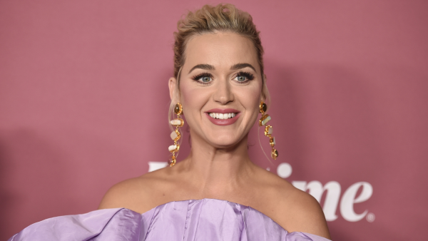 Katy Perry's oog gaat niet meer open halverwege het concert en stuurt fans in een razernij