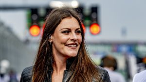 Thumbnail voor Floor Jansen opgelucht na borstoperatie: 'Het gaat goed met me'