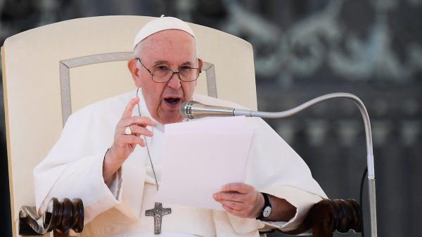 Paus Franciscus waarschuwt priesters voor 'pornografische informatie'