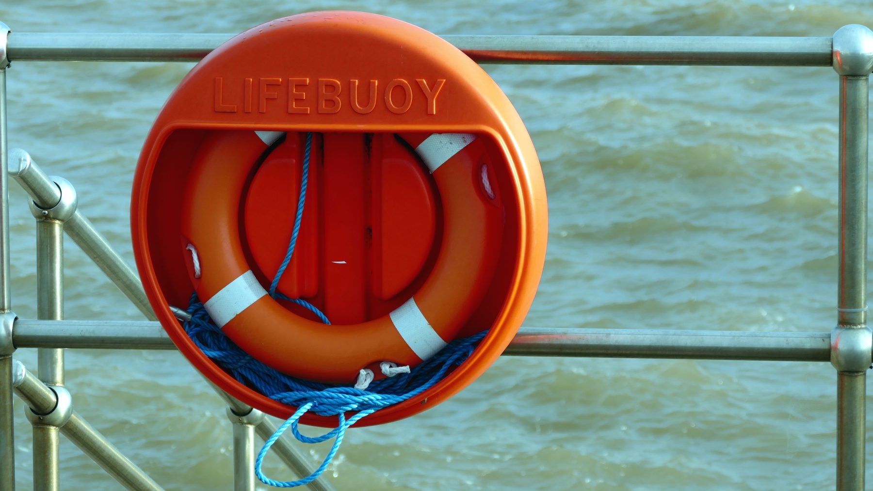 Vissers redden man van boei in het Kanaal: 'Het had niet veel gescheeld'