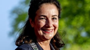 Thumbnail voor Burgemeester Halsema praat met anti-abortus demonstranten: 'Waarom staat u hier?'