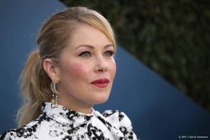 Thumbnail voor Actrice Christina Applegate (50) heeft dagelijks wandelstok nodig door MS