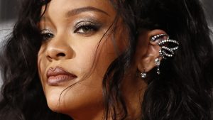Rihanna verbreekt na zes jaar de stilte met nieuw nummer 'Lift Me Up'