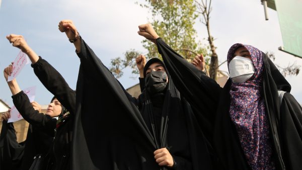 Vrouwen in Iran nog steeds massaal de straat op: wat kun jij doen vanuit Nederland?