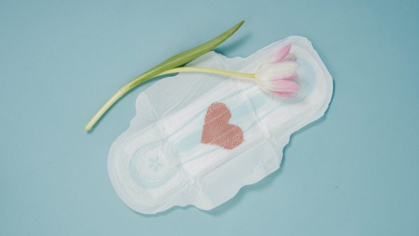 Hevige menstruatie moet als bijwerking vermeld worden bij coronavaccins