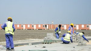 Thumbnail voor Qatar zet in aanloop naar WK duizenden arbeiders uit hun huizen