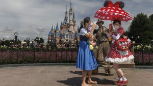 Thumbnail voor Opgesloten in Disneyland: Shanghai sluit plotseling pretparkdeuren vanwege coronalockdown