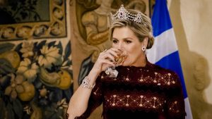 Thumbnail voor Koningin Máxima schittert in jurk van Griekse ontwerper bij staatsbanket in Athene