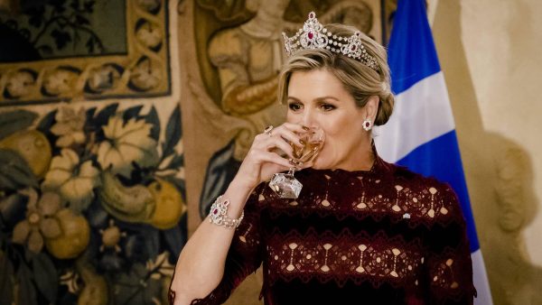 Koningin Máxima schittert in jurk van Griekse ontwerper bij staatsbanket