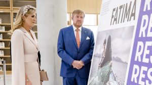 Koningspaar bezoekt in Griekenland tentoonstelling over ongelijkheid vrouwen