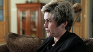 Thumbnail voor Wendy raakt in de ban van partner en laat zich een pruik aanmeten en botoxen: 'Ik voel mij dom, stom en naïef'