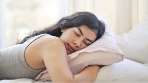 Onderzoek wijst uit: minder last van brandend maagzuur bij slapen op linkerzij