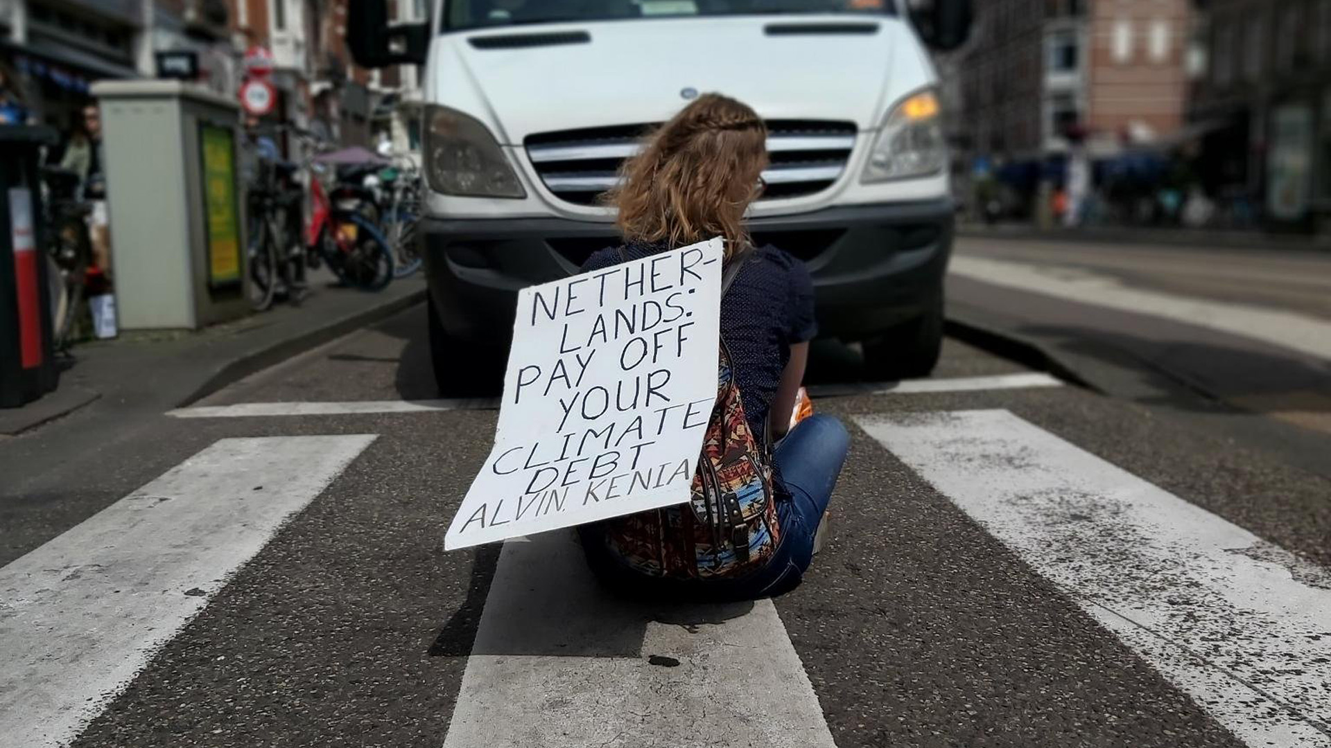 Waarom vastlijmen aan een schilderij? Klimaatactivist Rozemarijn (30) legt het uit