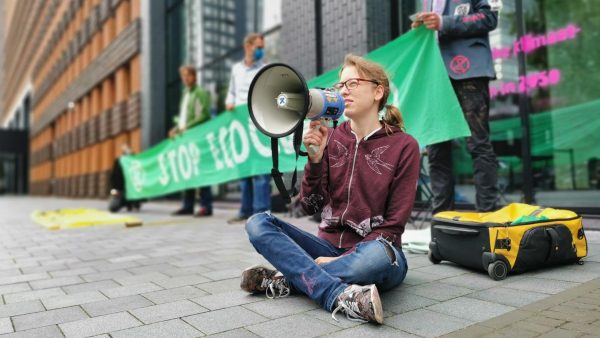 Waarom vastlijmen aan een schilderij? Klimaatactivist Rozemarijn (30) legt het uit