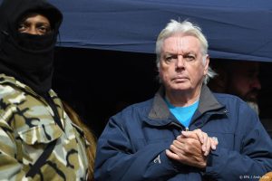 Thumbnail voor Complotdenker David Icke: 'Twee jaar niet welkom in Nederland en rest Schengengebied'