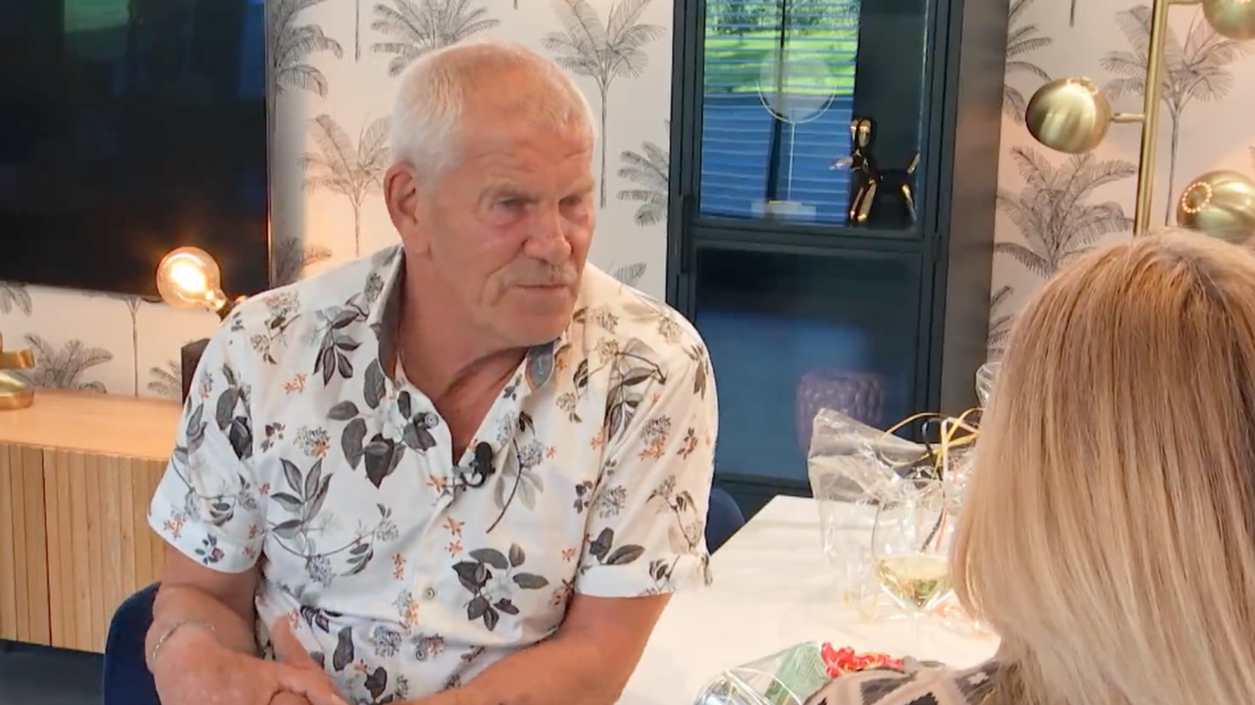 Peter (60) is erg gecharmeerd van Joke's (56) blonde haar en boezem: 'De droom van mannen'