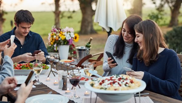 niet-appen-tijdens-het-eten-etiquette-digitale-tijdperk