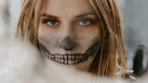 Thumbnail voor Britse vrouw krijgt Halloween-tatoeage niet van haar gezicht: 'Je collega's kunnen er vast om lachen'