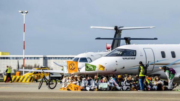 Klimaatactivisten blokkeren privejets Schiphol