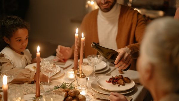 Nieuwe campagne wijst ouders op alcoholgebruik in bijzijn kinderen