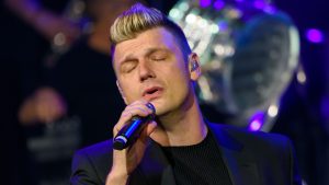 Thumbnail voor Backstreet Boy Nick Carter in tranen tijdens optreden na overlijden jongere broer Aaron