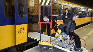 Thumbnail voor Reizen met trein haast onmogelijk voor mensen met een beperking: 'Er is geen reisassistentie'