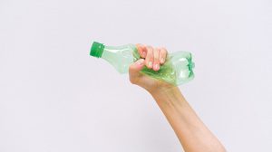 Thumbnail voor Drink jij graag water uit een plastic flesje? Dit moet je weten over microplastics