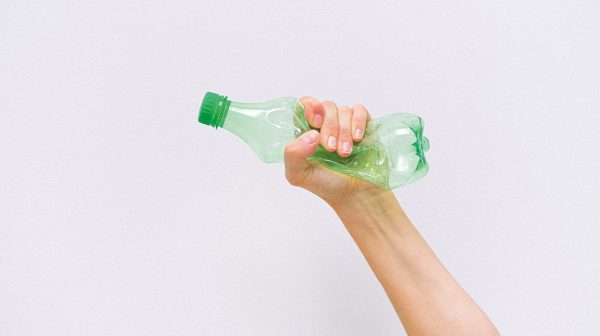 microplastics-drinkwater-flesjes