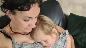 Thumbnail voor Ilona's dochter (2) heeft leukemie: 'Soms zien we de oude Charlotte weer even'