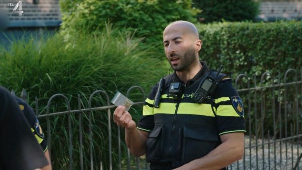 In 'Bureau Arnhem' houden Ewout en agenten dealer (19) aan met onderbroek vol drugs