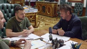 Thumbnail voor Sean Penn geeft Zelensky een van zijn Oscars tijdens bezoek Kyiv: 'Suf, maar symbolisch'