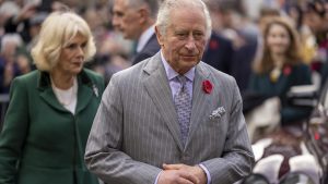 Thumbnail voor Koning Charles en koningin-gemalin Camilla bekogeld met eieren, man aangehouden