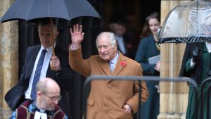 Koning Charles onthult indrukwekkend standbeeld van koningin Elizabeth