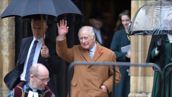Koning Charles onthult indrukwekkend standbeeld van koningin Elizabeth