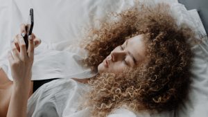Thumbnail voor Beter slapen met je smartphone in bed? Het kan helpen voor mensen die veel piekeren