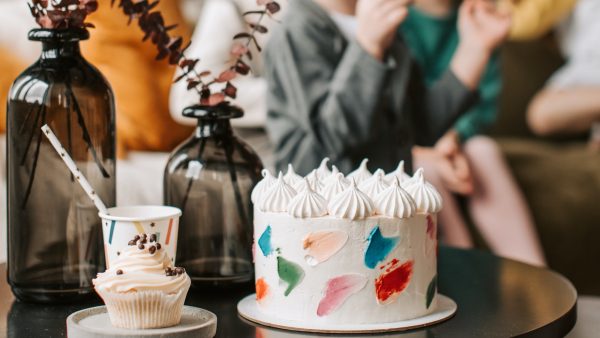 Pleuns man sliep met de kleuterleidster: Vertelde het tijdens verjaardag