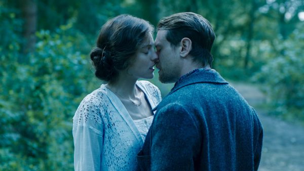 Lust, liefde en controversie: bekijk hier de eerste beelden van de sensuele film 'Lady Chatterley's Lover'