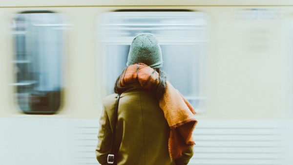 Stem van overleden man: vrouw bezoekt elke dag de metro om 'm te horen