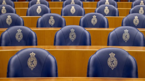 Topambtenaren Tweede Kamer stappen op om zaak-Arib