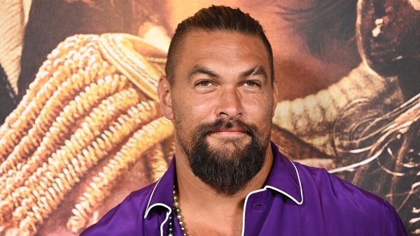 Jason Momoa uit de kleren tijdens interview (en dat wil je zien)