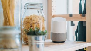 Thumbnail voor Stalkers intimideren steeds vaker via smart home apparaten: 'Hij zei ik hou van je via Google Home'